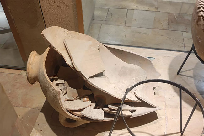 4-year-old accidentally shatters Bronze Age jar at museum