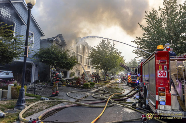 3 dead after small plane crashes into row of townhouses in Oregon