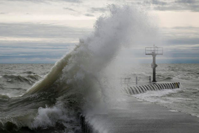 Warning issued over strong winds and rough seas