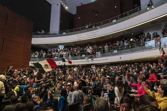 Protesters storm Mexicos Senate during controversial judicial reform debate