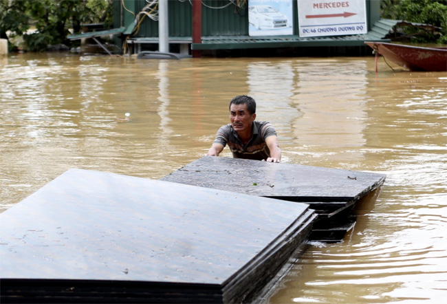 Flash flood sweeps away hamlet as Vietnams storm toll rises to 155 dead