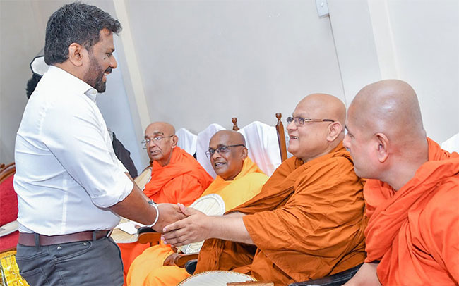 President receives blessings from Chief Prelates of Amarapura and Ramanna Maha Nikayas