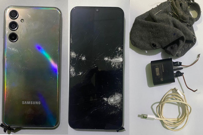 Smartphone and accessories discovered in prison cells of Ganemulla Sanjeewa and Wele Suda 