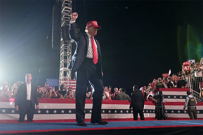 Man with loaded gun arrested at checkpoint near Trumps rally in Southern California