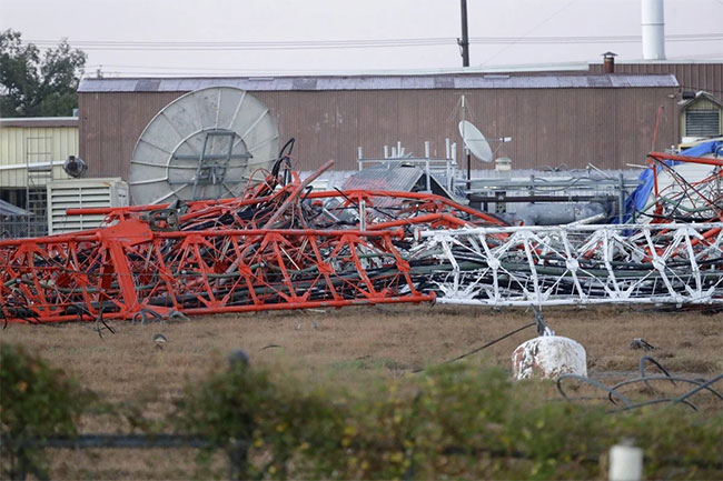 Helicopter crashes into radio tower in Houston, killing 4