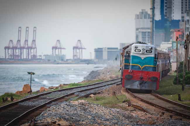 Train services on coastal line disrupted due to derailment near Kompanna Veediya