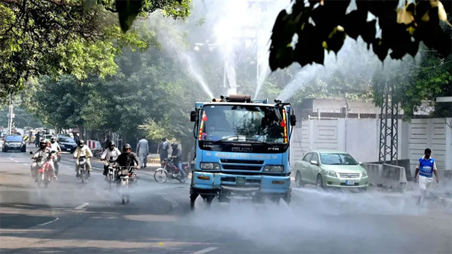 Schools close in Lahore as pollution hits record level