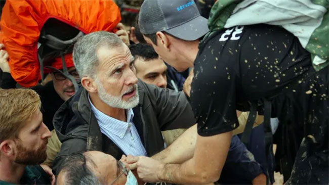 Spains king and queen pelted with mud in flood-hit Valencia