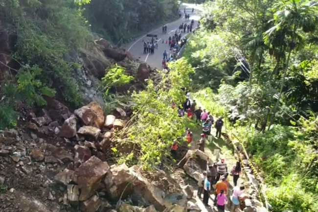 Earthslip blocks Badulla-Passara road, disrupting traffic movement