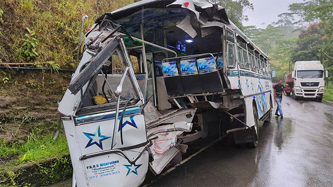 Four injured in Watawala bus collision