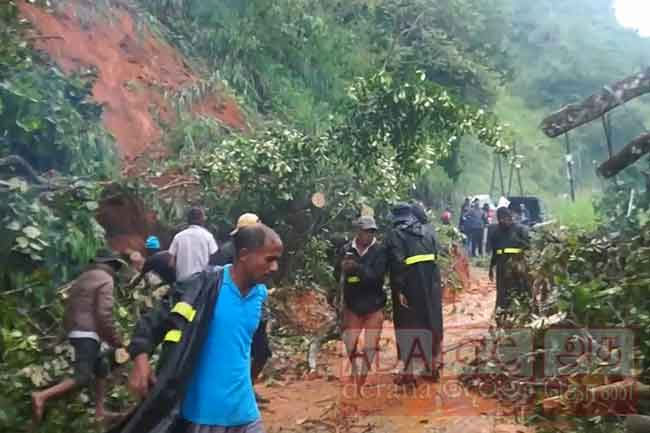 Mound of earth blocks road in Nawalapitiya