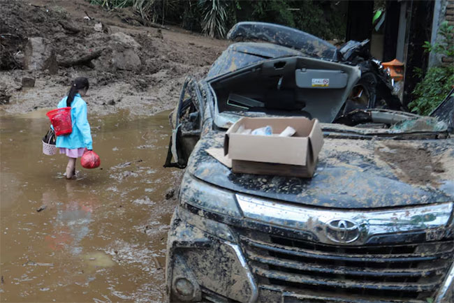 Indonesian rescuers search for missing in buried cars and bus after landslide in Sumatra