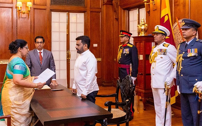 Murdu Fernando sworn in as new Chief Justice