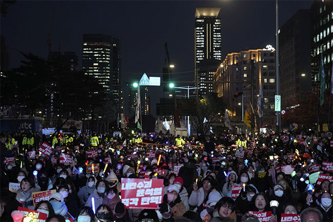 South Korean police search President Yoons office over martial law imposition, reports say