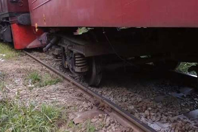 Train derails at Rambukkana causing delays