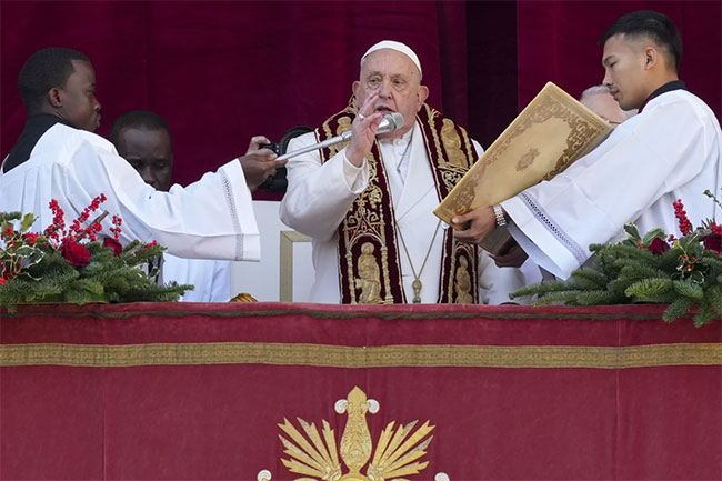 Pope calls for world to silence arms and overcome divisions in Christmas address