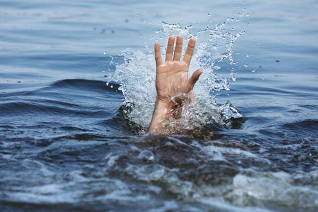 Three including 2 children missing while sea bathing in Thirukkovil