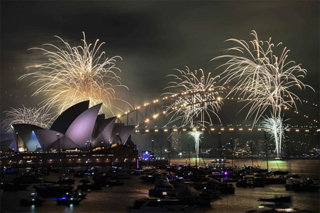 The world begins welcoming 2025 with light shows, embraces and ice plunges