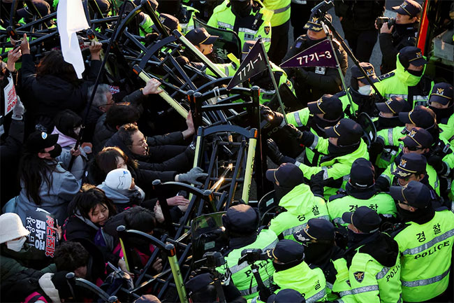 South Korean presidential guards prevent arrest of impeached Yoon after tense stand-off