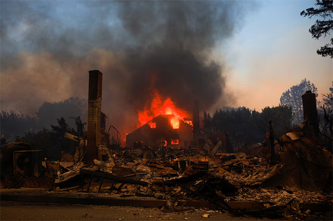 At least 5 dead, over 100,000 evacuated as Los Angeles surrounded by out-of-control wildfires