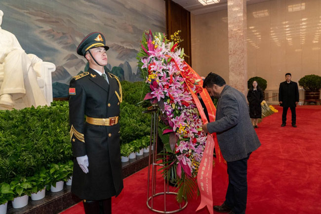 President pays tribute at Mao Zedong Mausoleum