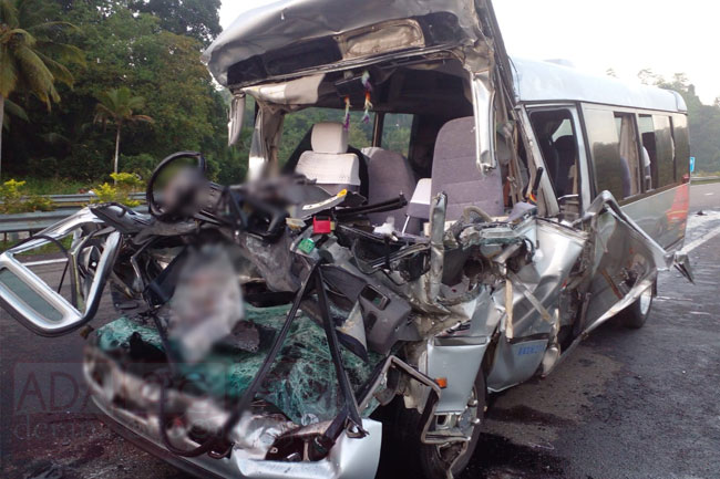 Driver killed, 19 foreigners injured in accident on Southern Expressway