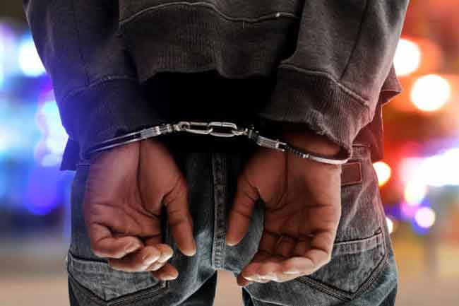 Immigration officer arrested while accepting bribe