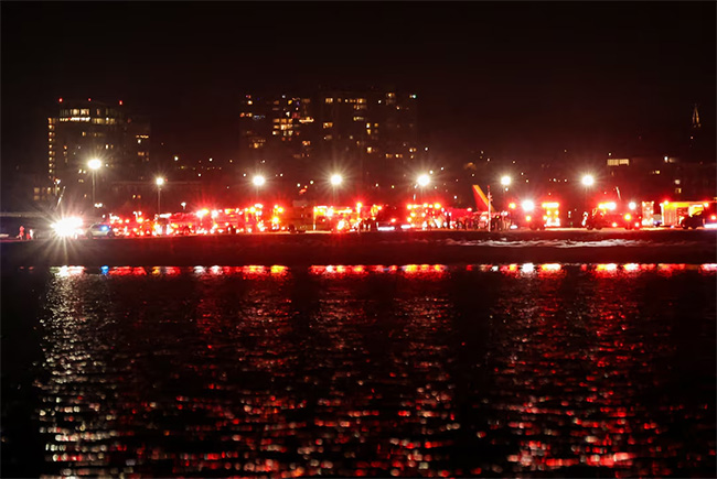 American Airlines jet collides with helicopter near Washingtons Reagan Airport