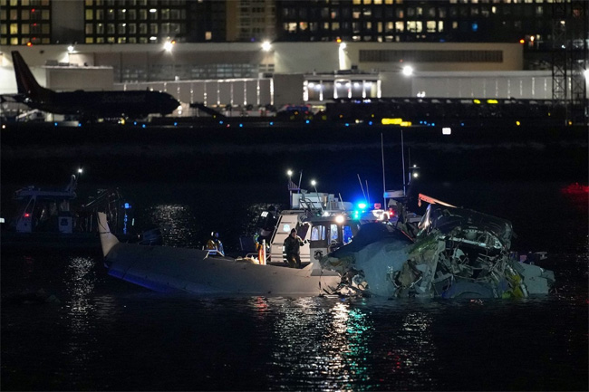 18 bodies pulled from Washington river after plane collides with helicopter