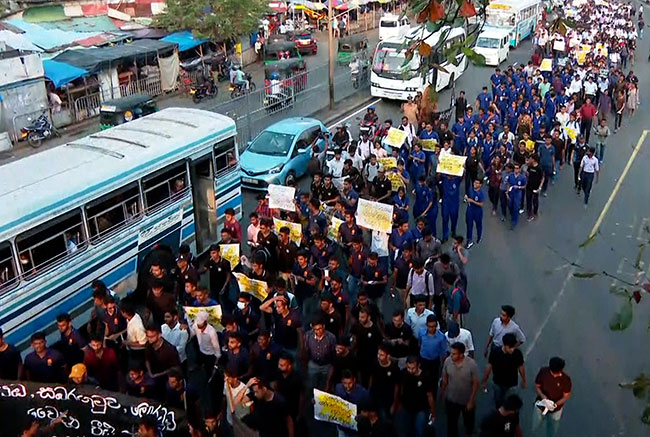 Lotus Road closed due to protest; Heavy traffic in Colombo