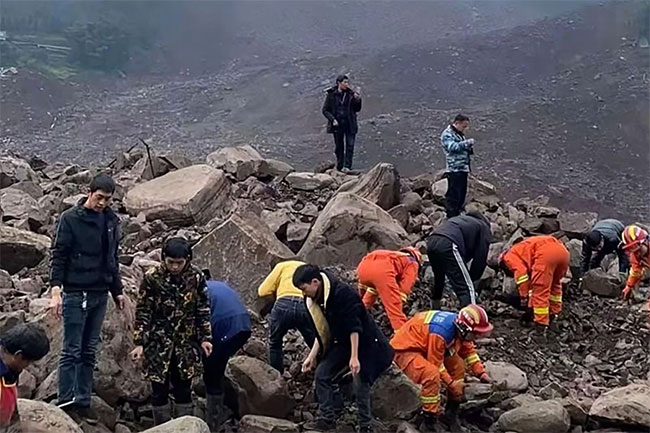 At least 30 missing after China landslide