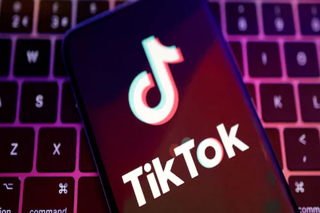 TikTok returns on Apple, Google US app stores as Trump delays ban