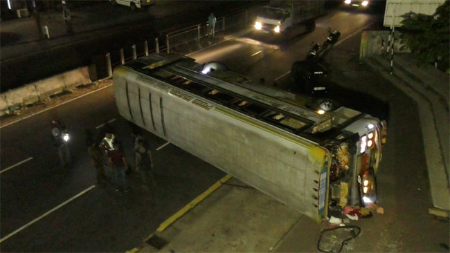 Private bus overturns in Panadura, four injured