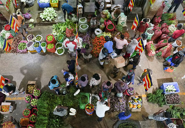 Sri Lankas central bank sees inflation peak above target in Q2 next year