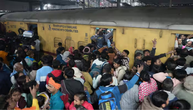 18 dead, over dozen injured in stampede at New Delhi railway station