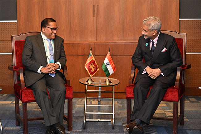 Sri Lankas FM Vijitha Herath meets Indian counterpart in Oman