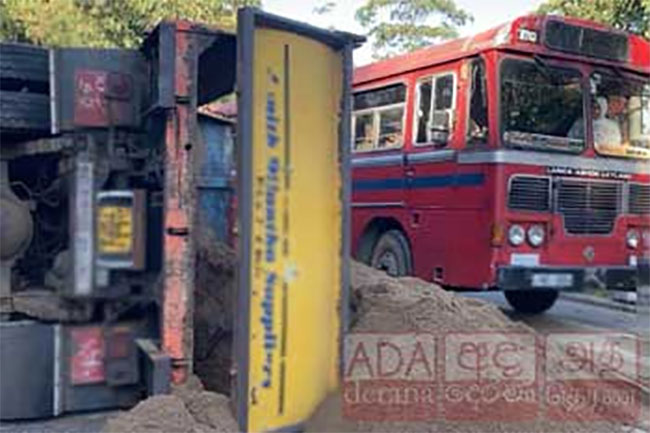 Tipper overturns on Talawakelle-Nuwara Eliya road, causing traffic disruption