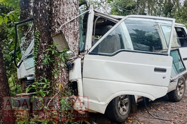 School van crashes into tree in Kuruwita, injuring several students