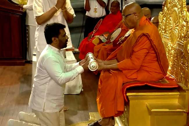 Sannas Pathra presented to new Chief Prelate of Amarapura Nikaya