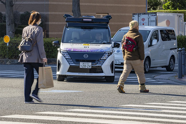 Japans Nissan tests driverless vehicles in city streets filled with cars and people