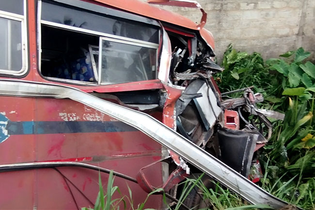 12 including schoolchildren injured in bus accident on Colombo-Kurunegala main road