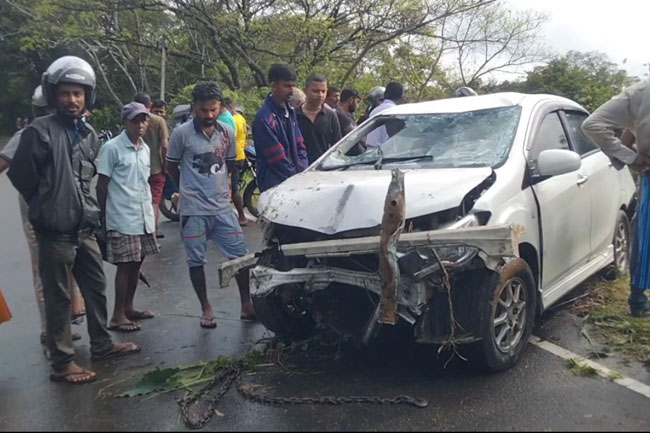 Two killed as car overturns into ‘Yodha Ela’ in Bakamuna