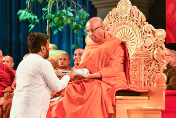 Sannas Patra presented to new Amarapura Mahanayaka Thero 