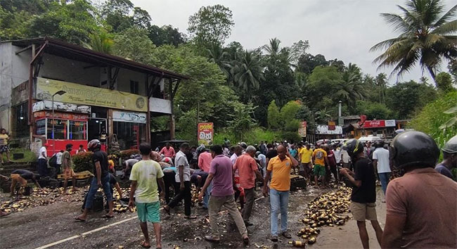 Beer truck overturns causing heavy traffic on Colombo-Ratnapura road