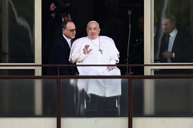 Pope Francis returns to Vatican after five weeks in hospital