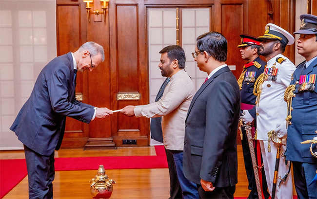 Three new envoys to Sri Lanka present credentials to the President