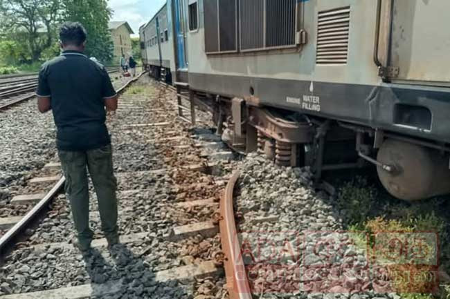 Train derails near Colombo Fort railway station