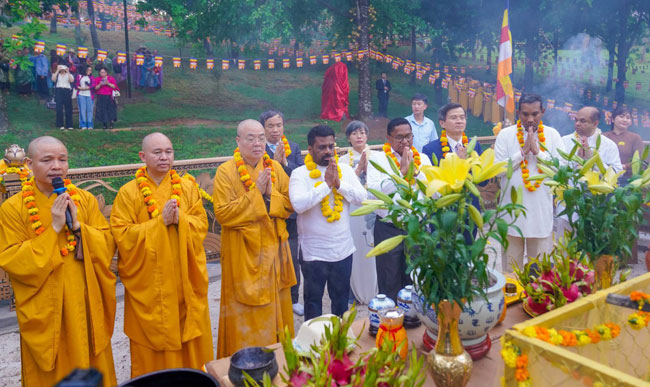 President Dissanayake pays homage at Bai Dinh Pagoda