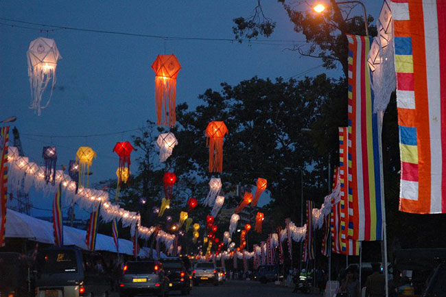 8,742 Dansal registered for Vesak season; Deranas 24-hr Dansala gets underway at 7pm