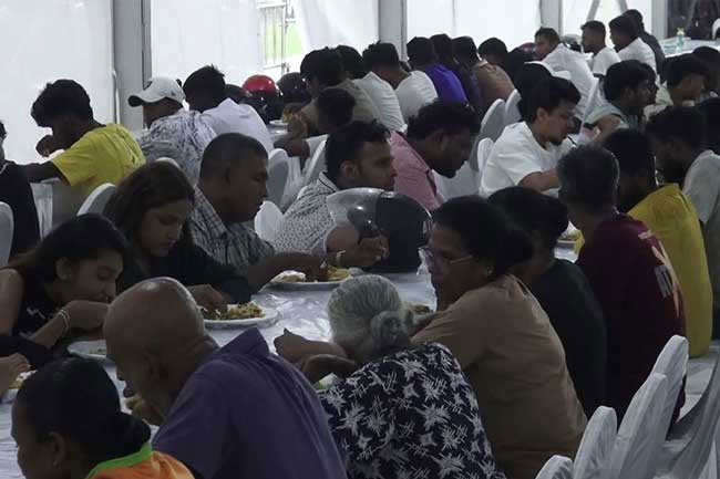Massive crowds at Deranas 24-hr Vesak Dansala